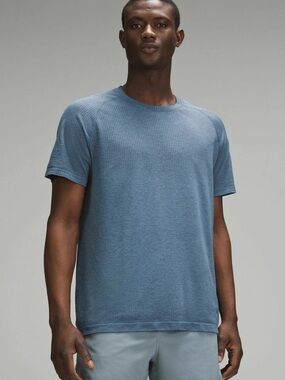 Lululemon Men's Metal Vent Tech Short Sleeve Shirt Night Sea/ Soft Denim Size XL